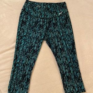 NIKE sz M green black crop workout leggings really good condition!”